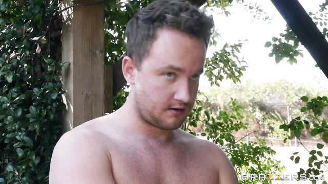 Брюнетка трахается с бағбанмен және cums мүшесі