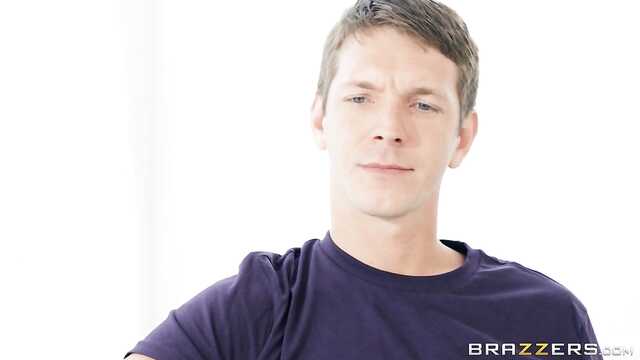 Gut gemacht, schob einen dicken Knüppel in den Schoß eines Titten-Mädchens