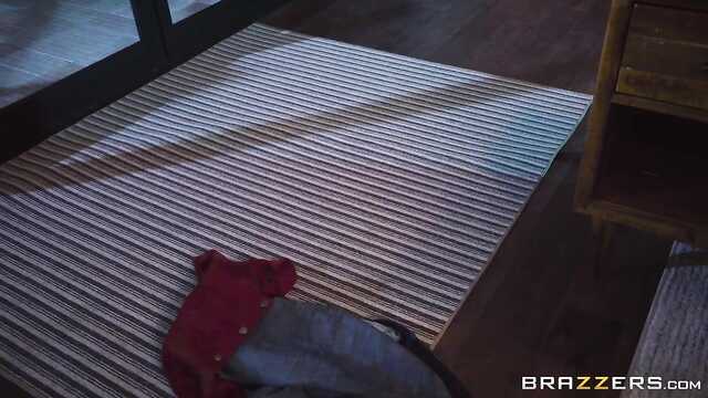 Сисястые милфы и хуястый спортсмен: Неожиданная ночь.