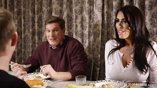 Девушка отсосала энергичному парню.