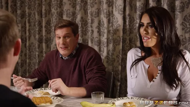 Leann luscious порно фильм Ыстықта үйдегі жалаңаш әйелдің суреті