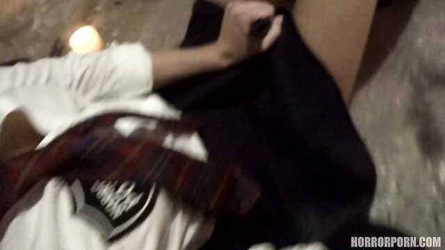 Студентка борется с дьявольскими силами в руинах.