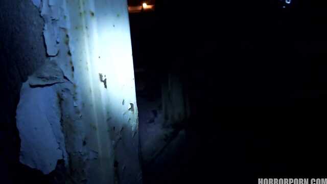 Студентка борется с дьявольскими силами в руинах.