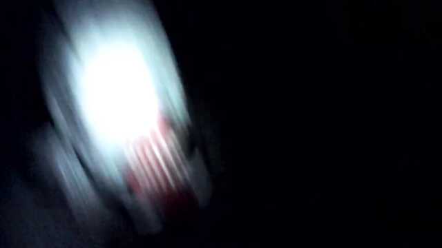 Студентка борется с дьявольскими силами в руинах.