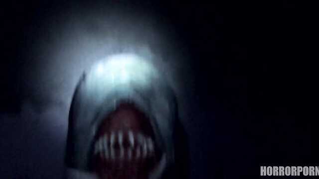 Студентка борется с дьявольскими силами в руинах.