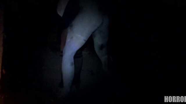 Студентка борется с дьявольскими силами в руинах.