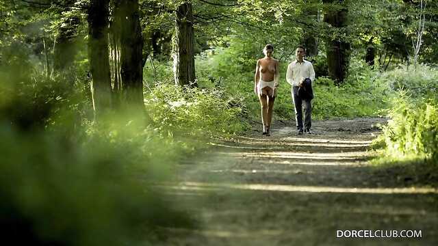 Брюнет отымел чужую жену в анус