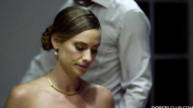 Брюнет отымел чужую жену в анус