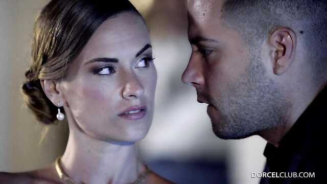 Брюнет отымел чужую жену в анус