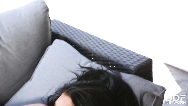 Красотка: большие сиськи пред мужиком.