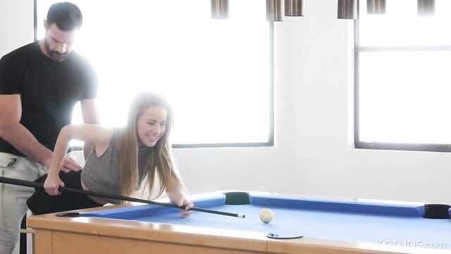 Девушка играет в бильярд: другу в писю!