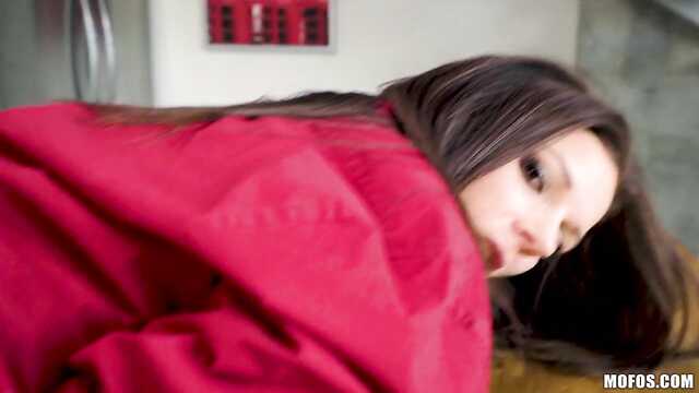 MILF: Молодой хрен подставляется