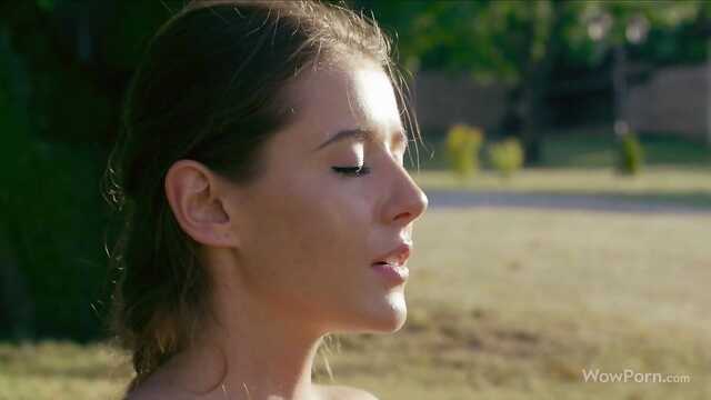 Лесбиянки нәзік вылизывают табиғатта пизденки