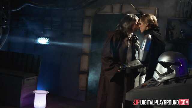 Блондинка наслаждается вагиной.