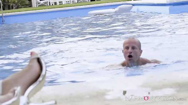 Adulto figo duro fodido namorada perto da piscina