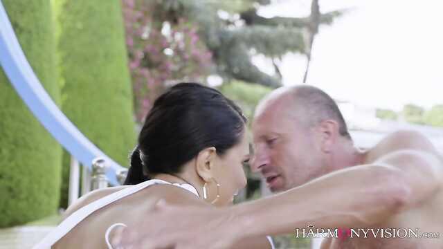 Adulto figo duro fodido namorada perto da piscina