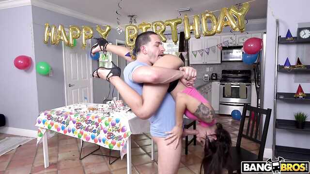 Atleta felicita a la puta excelente follando