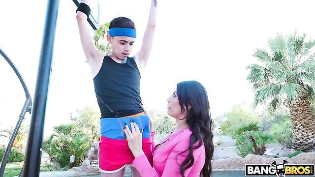 Dziwka pieprzy się na ulicy z dwoma koszykarzami