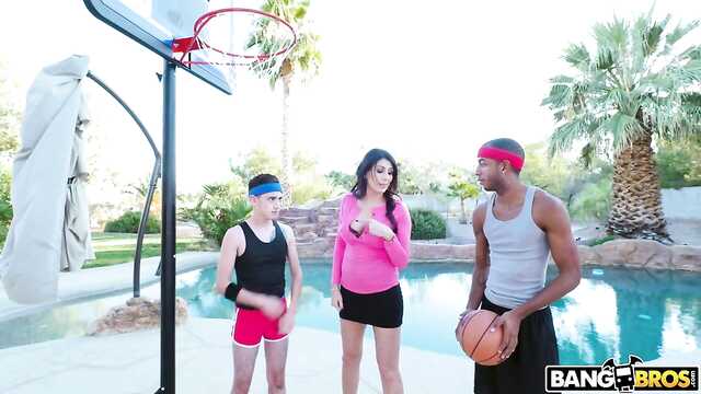 Dziwka pieprzy się na ulicy z dwoma koszykarzami