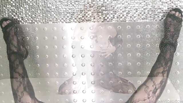 Namiętna dziwka doskonale pieści czarny kutas przyjaciela