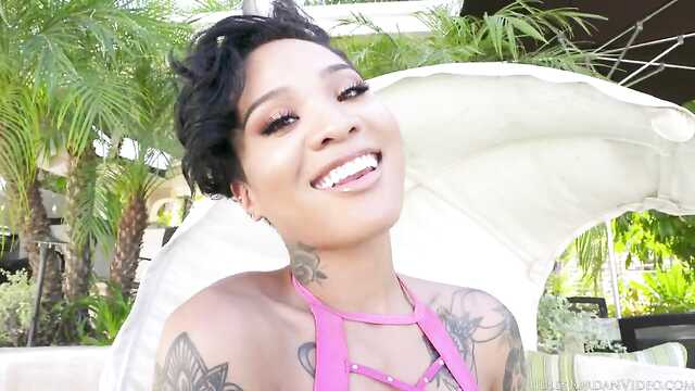 Baba w pończochach krzyczy od penetracji czarnego kutasa