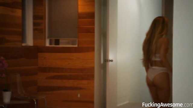 Blonde wird zu Hause mit einem Polizisten gefickt