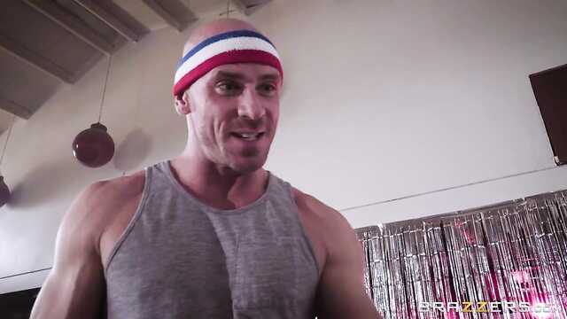 Trener pieprzy się na Pieska z cycatą klientką