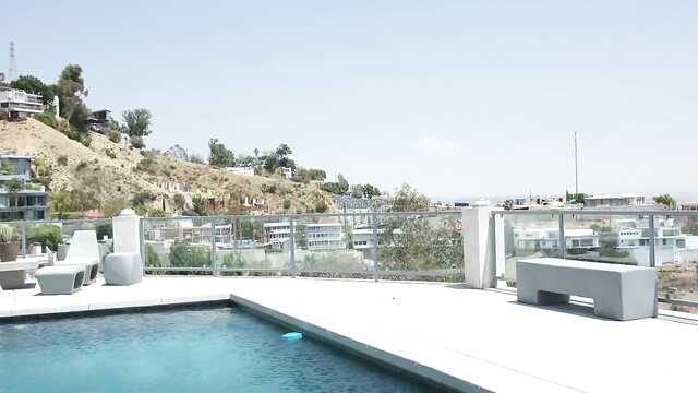 Glamour blondynka daje w anal wulgarnego faceta