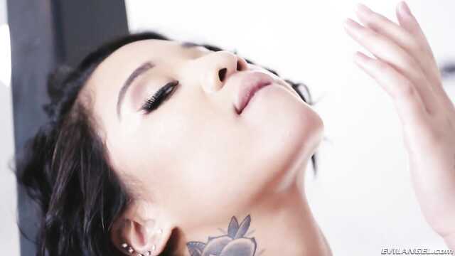 Un homme amène à gicler une jeune mulâtre