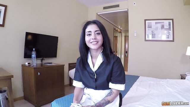 Hawt llamó a la criada y se golpeó sus agujeros