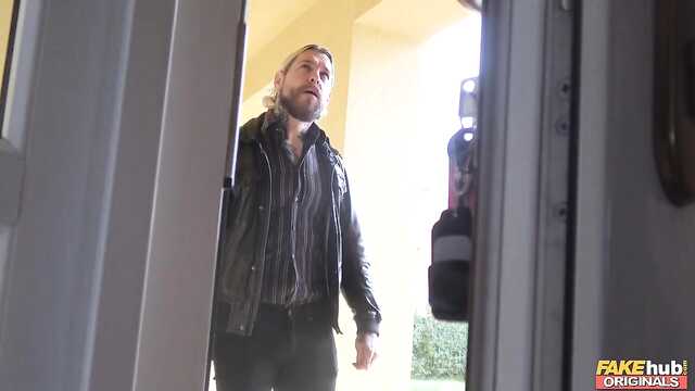 Dziwka z dużym biustem świetnie pieprzy się z sąsiadem