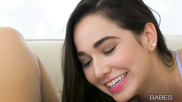 Salopes caresser doucement le vagin et jouir de bonheur