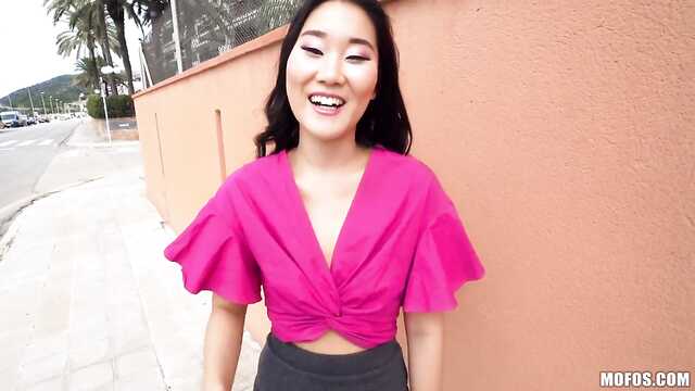 Azjatka lubi się pieprzyć z potężnym sąsiadem