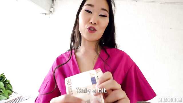 Azjatka lubi się pieprzyć z potężnym sąsiadem