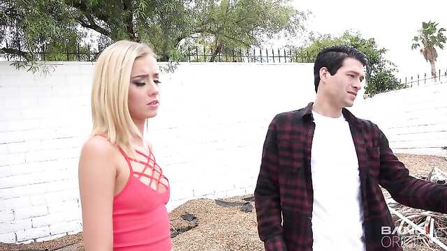 Милфа прыгает с анусом на гигантском хую.