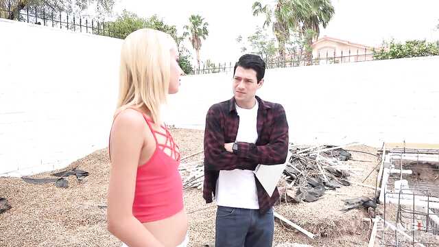 Милфа прыгает с анусом на гигантском хую.