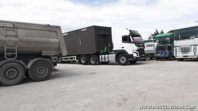 Водитель фуры искушается путаной