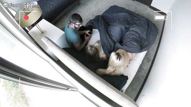 Огромным хуем рвет белобрысую киску.