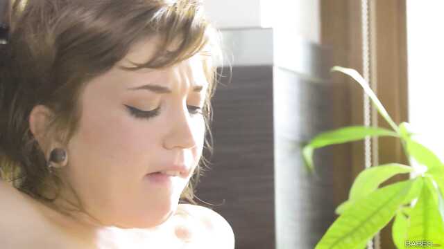 Freundinnen haben den Kerl in Karten geschlagen und zum Dreier geschieden