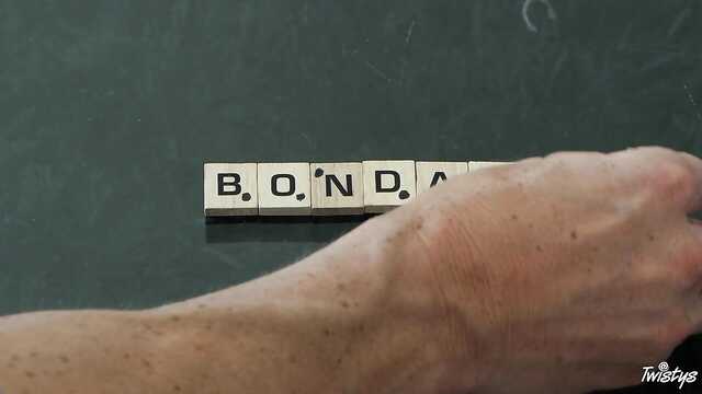 Facet pieprzył w cipkę młodą sąsiadkę z naturalnymi cyckami