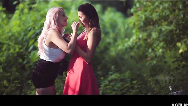 Сисястая лесбиянка развела молодуху на куни және мастурбация пизды