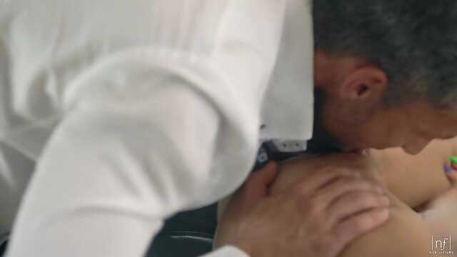 Худа блондинка прийняла товстий член в пизду заради сперми всередину