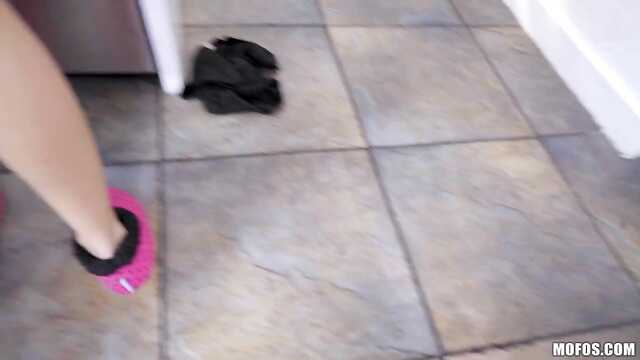 Blond mit einem Tattoo auf dem Rücken wird von einem Kerl in der Küche gefickt