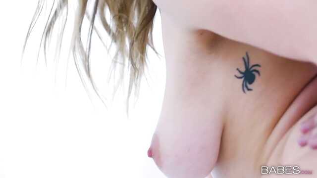 Dziwna baletnica uczy się piruety, kręcąc się na kutasie trenera pizdę