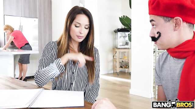 Учительница французского делает откровенный секс с парнем на уроке