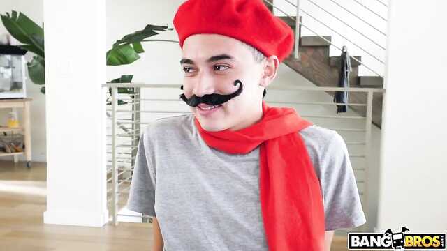 Учительница французского делает откровенный секс с парнем на уроке