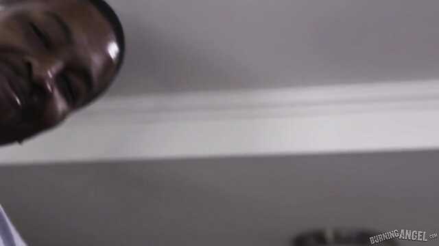 Wytatuowany nimfomanka może skończyć tylko od dzikiego pieprzenia z podwójną penetracją