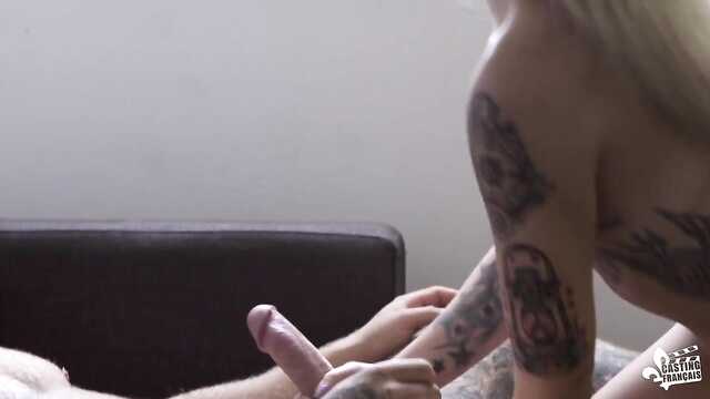 Блондинка с пирсингом: жесткий анальный секс на кастинге.