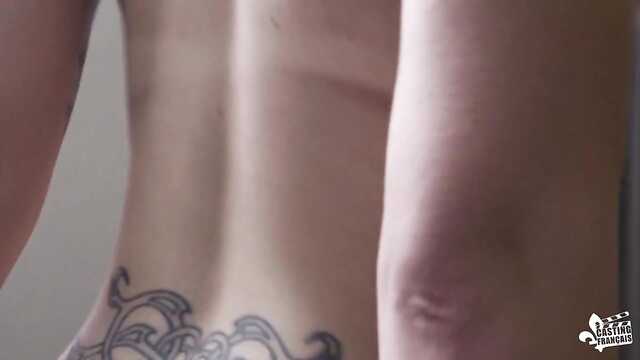 Блондинка с пирсингом: жесткий анальный секс на кастинге.