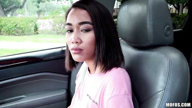 Азиатская плоскогрудая девушка села мандой на член такси.